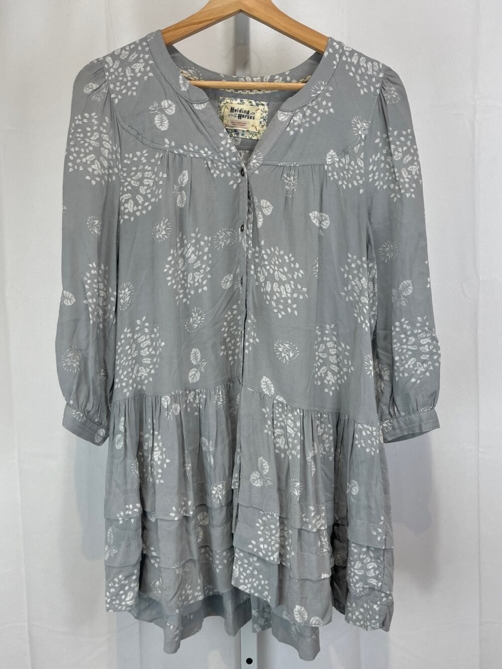HOLDING HORSES Anthropologie Pavin Tunic Top Floral Button Up Rayon Gray Size XS